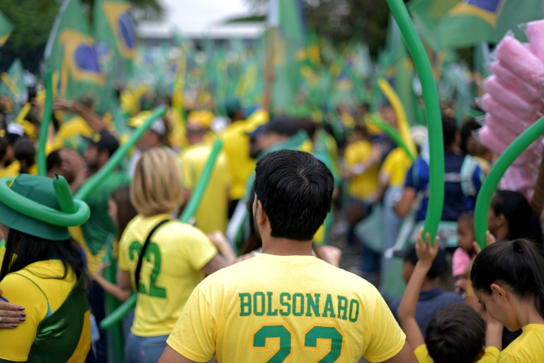 Sympathisants du sénateur Flavio Bolsonaro, lors d'un meeting de campagne à Belo Horizonte, au Brésil, le 24 octobre 2026