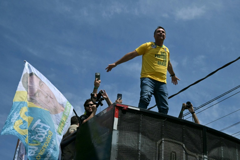 Le candidat conservateur à la présidentielle du Brésil, Flavio Bolsonaro, salue des sympathisants à la veille du scrutin, le 3 octobre 2026 à Santa Barbara d'Oeste, dans l'Etat de Sao Paulo