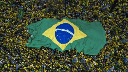 Des partisans de Flavio Bolsonaro, candidat du Parti libéral (PL) à la présidentielle, brandissent un immense drapeau brésilien lors d'un rassemblement à São Paulo, le 18 octobre 2026 au Brésil, avant le second tour de l'élection