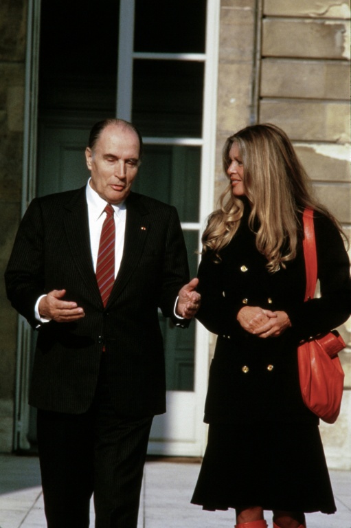 L'actrice française Brigitte Bardot et l'ancien président François Mitterrand à l'Elysée à Paris, le 16 octobre 1984 