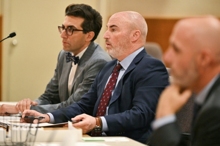 L'avocat de Britney Spears, Michael Goldstein (au centre), lors d'une audience où la chanteuse a plaidé coupable de conduite sous emprise devant le tribunal de Ventura, en Californie, le 4 mai 2026
