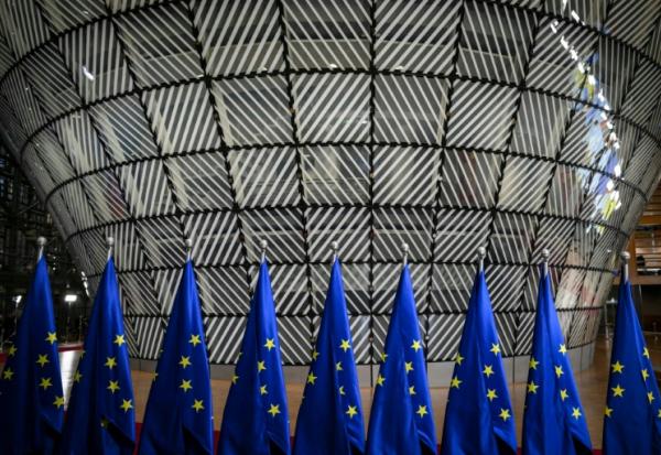 Des drapeaux de l'Union européenne à Bruxelles, le 18 décembre 2024