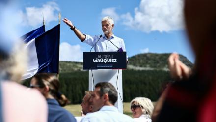 Laurent Wauquiez, président du groupe parlementaire Les Républicains, s'adresse à ses sympathisants avant une ascension collective du mont Mézenc, près des Estables, le 30 août 2026 en Haute-Loire