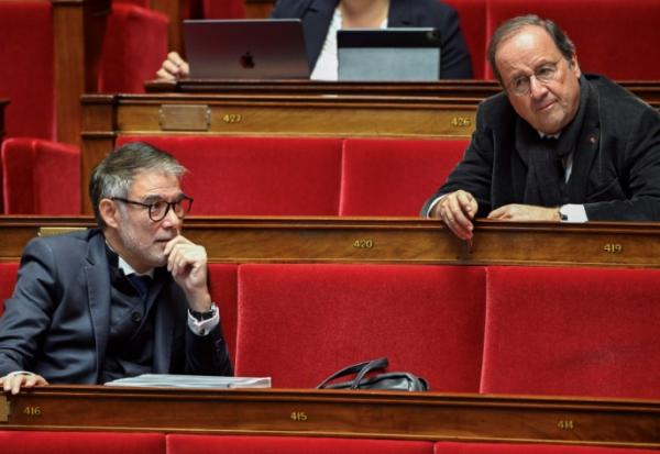 Olivier Faure (g) et François Hollande, sur les bancs de l'Assemblé nationale, le 3 novembre 2025 à Paris