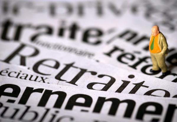 Coupures de journaux traitant du sujet de la réforme des retraites, alors que l'Assemblée nationale vote mardi le Projet de loi de finances de la Sécurité sociale pour 2026