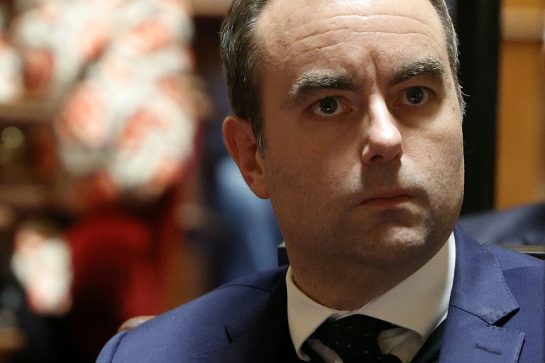 Le Premier ministre français Sébastien Lecornu assiste à une séance de questions au gouvernement au Sénat, à Paris, le 26 novembre 2025