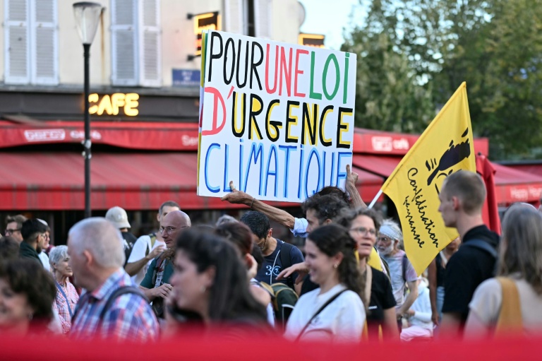 Manifestation visant à « dire stop à l'austérité climatique », organisée par une coalition de 53 organisations en amont de discussions politiques sur le prochain budget de l'État et la loi de finances, près de Bercy à Paris, le 15 septembre 2026