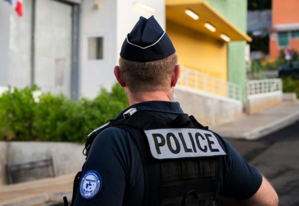 Un policier en faction devant le centre de détention de Basse-Terre, en Guadeloupe, le 7 décembre 2025