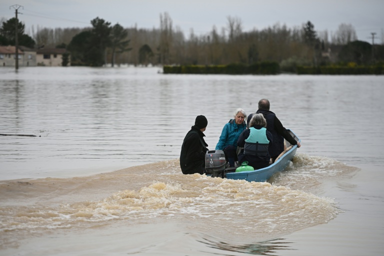 Des habitants évacués par bateau en raion d'une crue de la Garonne à Tonneins, dans le Lot-et-Garonne, le 13 février 2026
