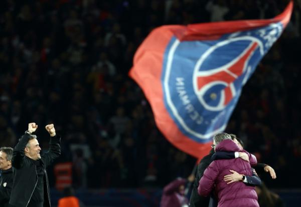 L'entraîneur espagnol du Paris Saint-Germain, Luis Enrique (g.), célèbre la victoire de son équipe 2-1 face à Arsenal en demi-finale retour de la Ligue des champions, le 7 mai 2025 au Parc des Princes
