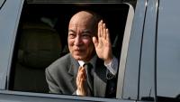 Le roi du Cambodge, Norodom Sihamoni, salue la foule depuis sa voiture lors d'une cérémonie marquant le 72e anniversaire de l'indépendance du Cambodge au Monument de l'Indépendance à Phnom Penh, le 9 novembre 2025