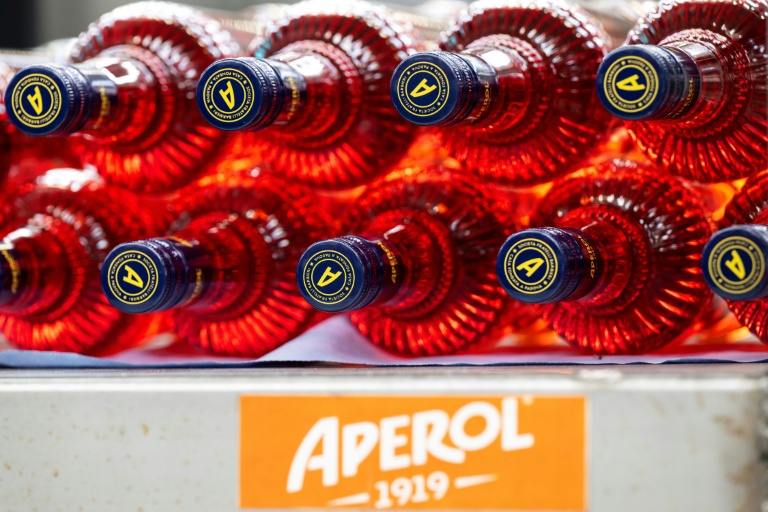 Des bouteilles d'Aperol dans l'usine phare du groupe Campari à Novi Ligure, dans le nord-ouest de l'Italie, le 21 juillet 2026