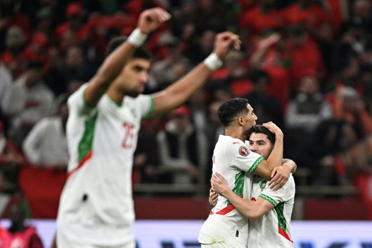 Les Marocains Achraf Hakimi et Brahim Diaz se congratulent après le quart de finale victorieux contre le Cameroun, en Coupe d'Afrique des nations, le 9 janvier 2026, à Rabat