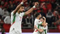 Les Marocains Achraf Hakimi et Brahim Diaz se congratulent après le quart de finale victorieux contre le Cameroun, en Coupe d'Afrique des nations, le 9 janvier 2026, à Rabat