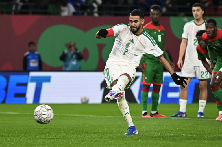 L'attaquant de l'Algérie Riyad Mahrez a inscrit un penalty contre le Burkina Faso lors de la deuxième journée de la phase de groupes de la Coupe d'Afrique des nations le 28 décembre 2025 à Rabat
