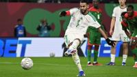 L'attaquant de l'Algérie Riyad Mahrez a inscrit un penalty contre le Burkina Faso lors de la deuxième journée de la phase de groupes de la Coupe d'Afrique des nations le 28 décembre 2025 à Rabat
