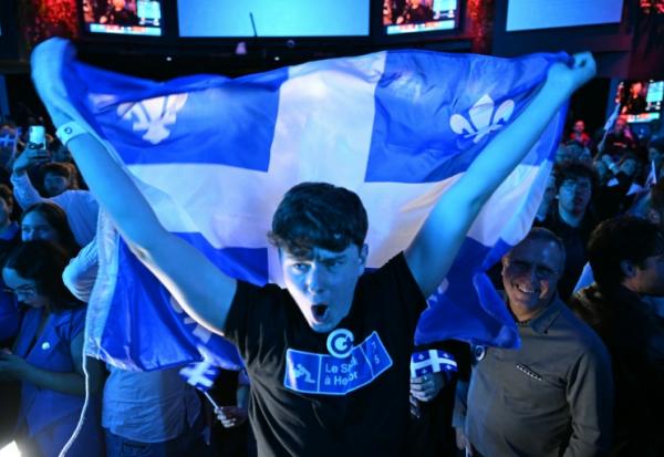 Des soutiens du Parti québécois célèbrent leur victoire à Montréal le 5 octobre 2026