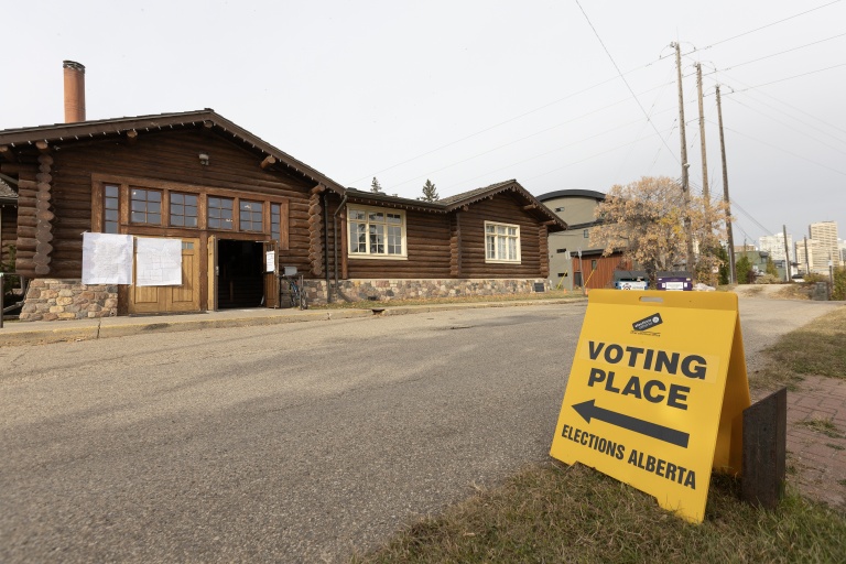 Panneau indiquant un bureau de vote à Edmonton, au Canada, le 19 octobre 2026