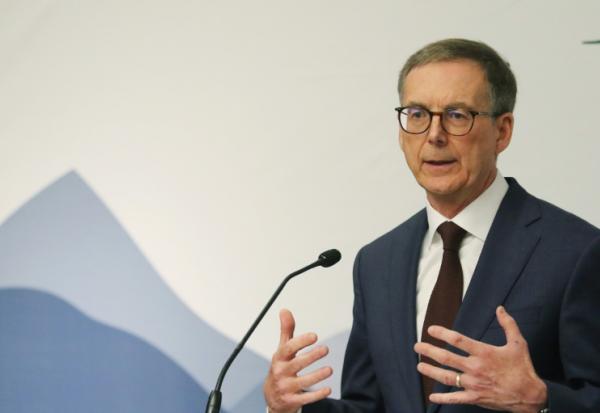 Le gouverneur de la Banque du Canada, Tiff Macklem, lors d'un discours de clôture de la réunion des ministres des Finances et des gouverneurs des banques centrales du G7 à Banff, en Alberta, au Canada, le 22 mai 2025