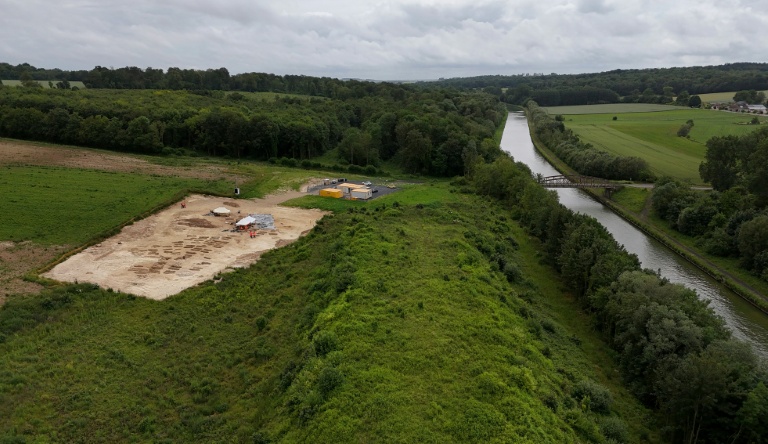 Vue aérienne d'un chantier de fouilles dans le cadre du futur canal Seine-Nord Europe, où des tombes mérovingiennes ont été découvertes, le 2 juin 2026 à Etricourt-Manancourt, dans la Somme 