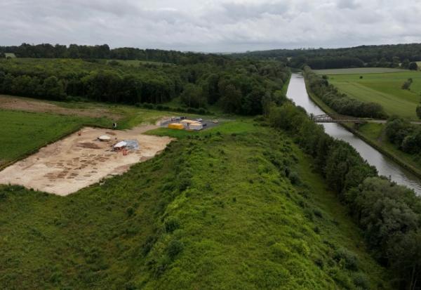 Vue aérienne d'un chantier de fouilles dans le cadre du futur canal Seine-Nord Europe, où des tombes mérovingiennes ont été découvertes, le 2 juin 2026 à Etricourt-Manancourt, dans la Somme 