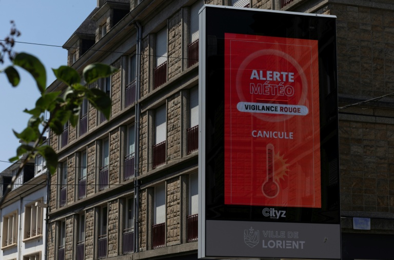 Un écran d'information municipal affiche une alerte météo rouge Canicule à Lorient, le 10 juillet 2026 dans le Morbihan, lors d'une nouvelle vague de chaleur en France