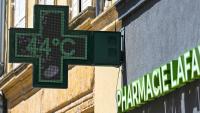 L'enseigne d'une pharmacie indique la température de 44°C à Thionville, dans le nord-est de la France, le 26 juin 2026