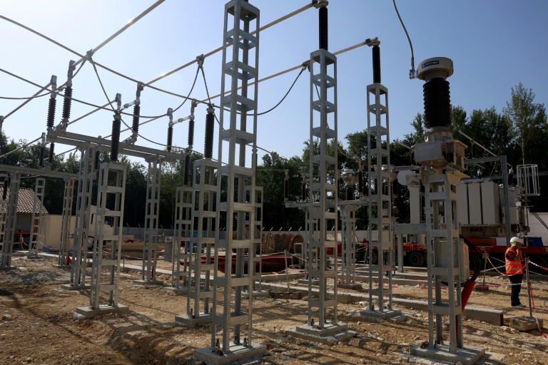 Un salarié Enedis travaillant à l'installation d'un nouveau transformateur électrique à Pompignac, dans le département de la Gironde, le 1er juillet 2025 