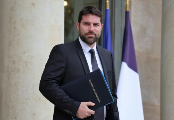 Le ministre français du Logement, Vincent Jeanbrun, quitte le palais de l'Élysée à Paris après la réunion hebdomadaire du Conseil des ministres, le 10 juin 2026