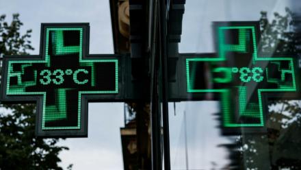 Le panneau lumineux d'une pharmacie indique une température de 33°C à Paris, le 29 mai 2026 lors d'une vague de chaleur en France