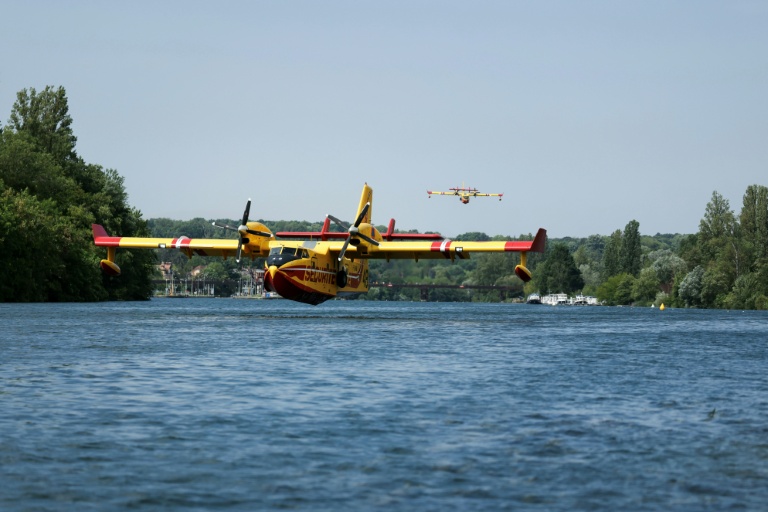 Un Canadair CL-415 de la Sécurité civile effectue des manœuvres d'écopage au-dessus de la Seine à Chartrettes, pour lutter contre un incendie dans la forêt de Fontainebleau, en Ile-de-France