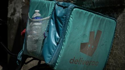 Une bouteille d'eau glissée dans la poche en filet d'un sac de livraison Deliveroo à Bordeaux, en Gironde, le 7 juillet 2026 lors d'une vague de chaleur en France