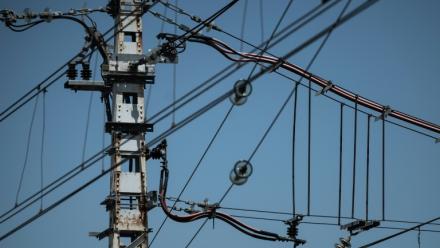 Les caténaires et fils d'alimentation électrique en gare de Bordeaux photographiés lors d'un précédent épisode caniculaire le 15 juin 2022
