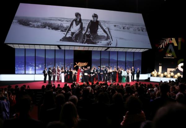 Les lauréats du festival de Cannes sur scène à la fin de la cérémonie de clôture le 23 mai 2026