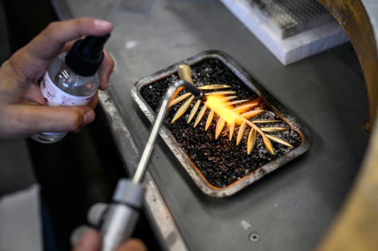 Un artisan lors d'une démonstration de la fabrication de la Palme d'or de Cannes, le 21 avril 2026, dans un atelier de la maison Chopard à Meyrin, près de Genève 