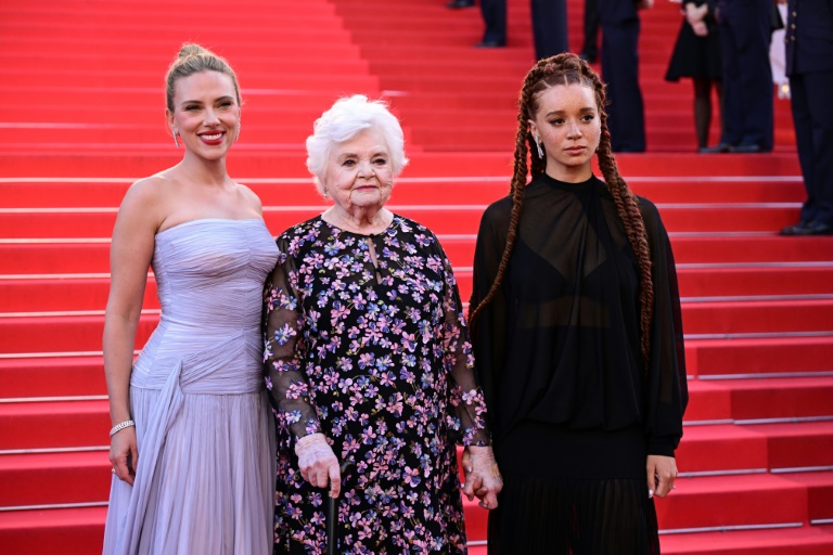 L'actrice et réalisatrice américaine Scarlett Johansson et les actrices américaine June Squibb et britannique Erin Kellyman arrivent pour la projection du film