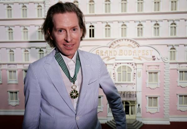 Le cinéaste américain Wes Anderson pose pour une photo après avoir reçu l'insigne français de "Chevalier de l'ordre des Arts et des Lettres", lors d'une cérémonie à la Cinémathèque de Paris, le 30 avril 2025