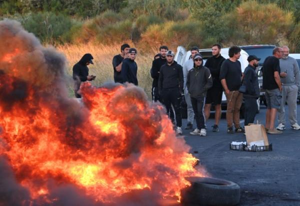 Des pêcheurs bloquent l'accès au dépôt pétrolier de Frontignan, dans l'Hérault, le 17 septembre 2026