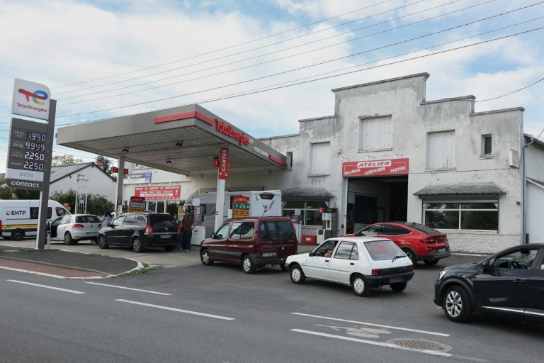 Des véhicules font la queue pour accéder à une station-service TotalEnergies à Civray-de-Touraine, en Indre-et-Loire, le 17 septembre 2026