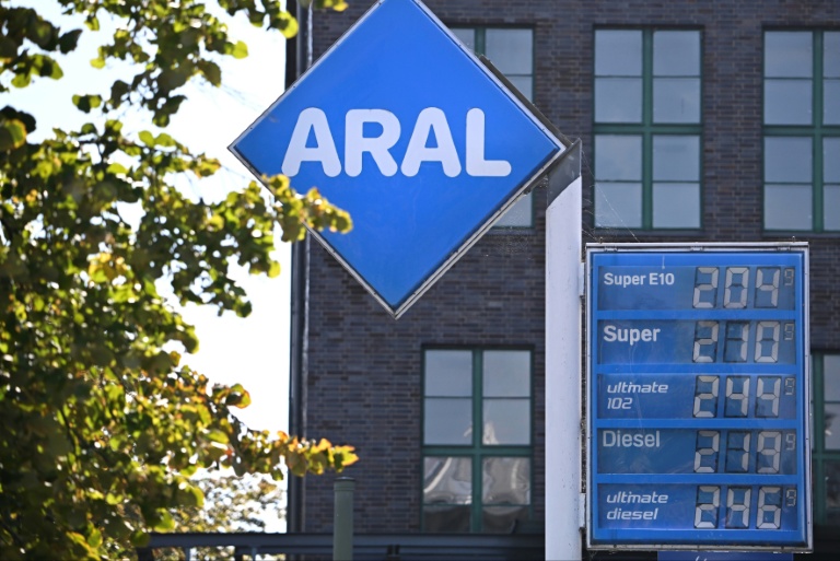 Les prix affichés dans une station-service à Berlin le 1er octobre 2026
