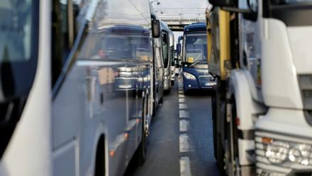 Des bus garés avant une opération escargot de chauffeurs de poids lourds et d’autocars sur le périphérique de Paris, le 30 mars 2026