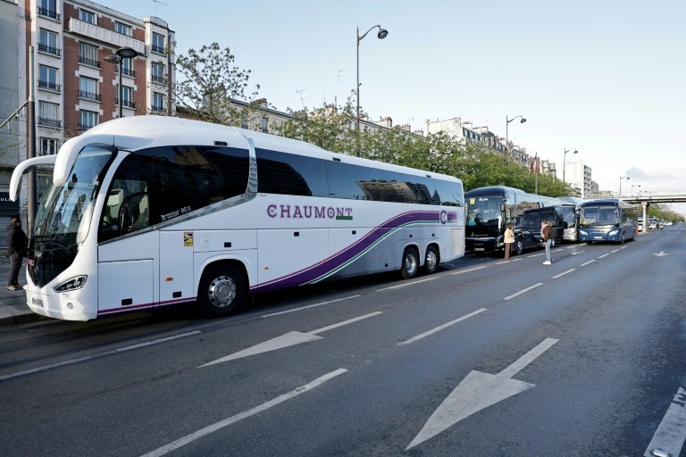Des cars de tourisme se rassemblent à Paris en vue d'une opération escargot pour réclamer des aides afin de faire face à la hausse du carburant, le 30 mars 2026