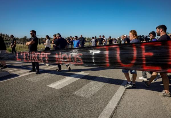 Manifestation de pêcheurs manifestent devant le dépôt pétrolier de Fos-sur-Mer dans les Bouches-du-Rhône le 15 septembre 2026