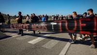 Une cinquantaine de pêcheurs manifestent devant le dépôt pétrolier de Fos-sur-Mer (sud de la France) le 15 septembre 2026