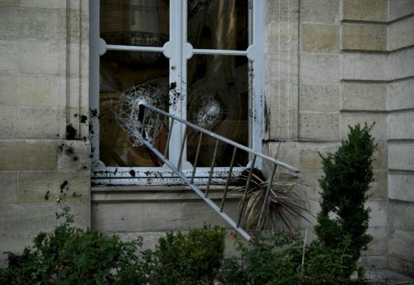 Une échelle enfoncée au travers d'une fenêtre de l'Hôtel de Nesmond, la résidence officielle du préfet de Gironde, à Bordeaux, le 18 octobre 2026