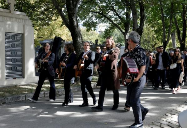 Le musicien Raoul Chichin (4e en partant de la gauche) joue de la musique à son arrivée pour les obsèques de sa mère, Catherine Ringer, au cimetière de Montmartre à Paris, le 19 septembre 2026
