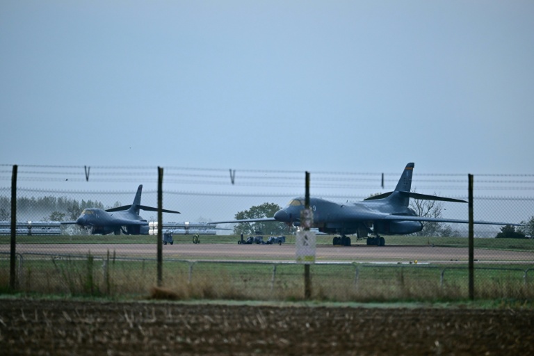 Des bombardiers de l'US Air Force stationnés sur le tarmac de la base de la RAF à Fairford, le 28 septembre 2026, dans le sud-ouest de l'Angleterre, au lendemain de l'intervention de la police antiterroriste britannique