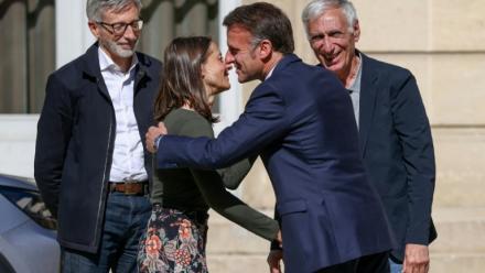 Le président Emmanuel Macron ((c,d), accompagné de l'ambassadeur de France en Iran Pierre Cochard (g), accueille à l'Elysée Cécile Kohler et Jacques Paris (s), libérés par l'Iran après trois ans et demi de détention, le 8 avril 2026 à Paris