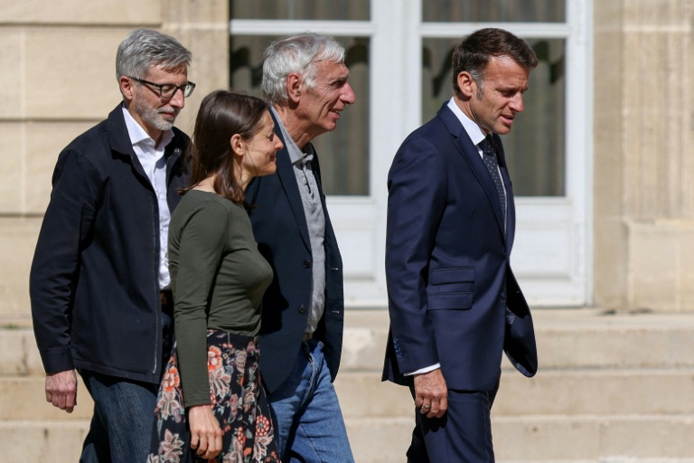 Le président Emmanuel Macron (d), accompagné de l'ambassadeur de France en Iran Pierre Cochard (g), accueille à l'Elysée Cécile Kohler et Jacques Paris (s), libérés par l'Iran après trois ans et demi de détention, le 8 avril 2026