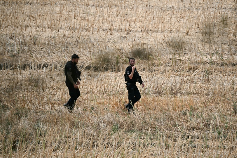 Des gendarmes dans un champ près du site où sont menées des recherches pour retrouver le corps de Delphine Aussaguel, le 16 juillet 2026 à Villenue-sur-Vère, dans le Tarn